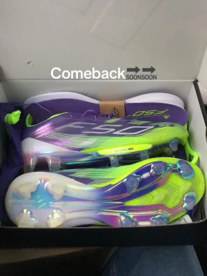 Adidas X Speedflow F50 fotbollsskor - Säljer ett par Adidas X Speedflow F50 fotbollsskor i lila, neon och vitt med metallic-detaljer. Skorna har en lätt ovandel, Lightstrike Pro-sula och fasta dobbar för gräsplan. Snygg design med moderna färgskiftningar och tydlig F50-logga på sidan.