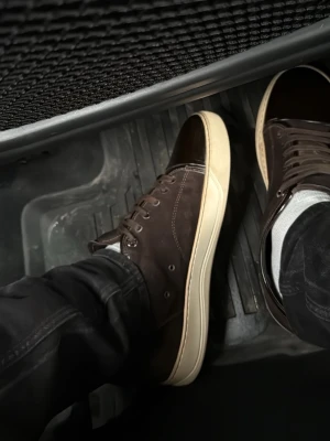 Bruna sneakers med beige sula - Snygga bruna sneakers med beige sula och matchande bruna skosnören. Ovandelen är i mockaliknande material med detaljer i blankare skinn. Klassisk låg modell som passar till många olika stilar.