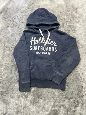 Hollister hoodie - Säljer denna sällsynta och mycket eftertraktade Hollister hoodie | Storlek S | Skick 9/10 | Vid eventuella frågor hör gärna av dig och erbjuder bra pris vid köp av bundle 😁✅