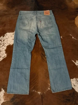 Levis 527 bootcut - Tjena! Säljer dessa riktigt snygga Levis 527 bootcut jeans, byxorna är i w36/l32 men passar mig som har w34 bättre, hör av dig vid funderingar!🙌