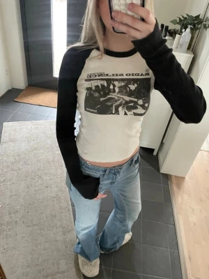 Svart vit Brandy Melville topp  - Jättefin Brandy top, bara använd några gånger och är i väldigt bra skick 💞