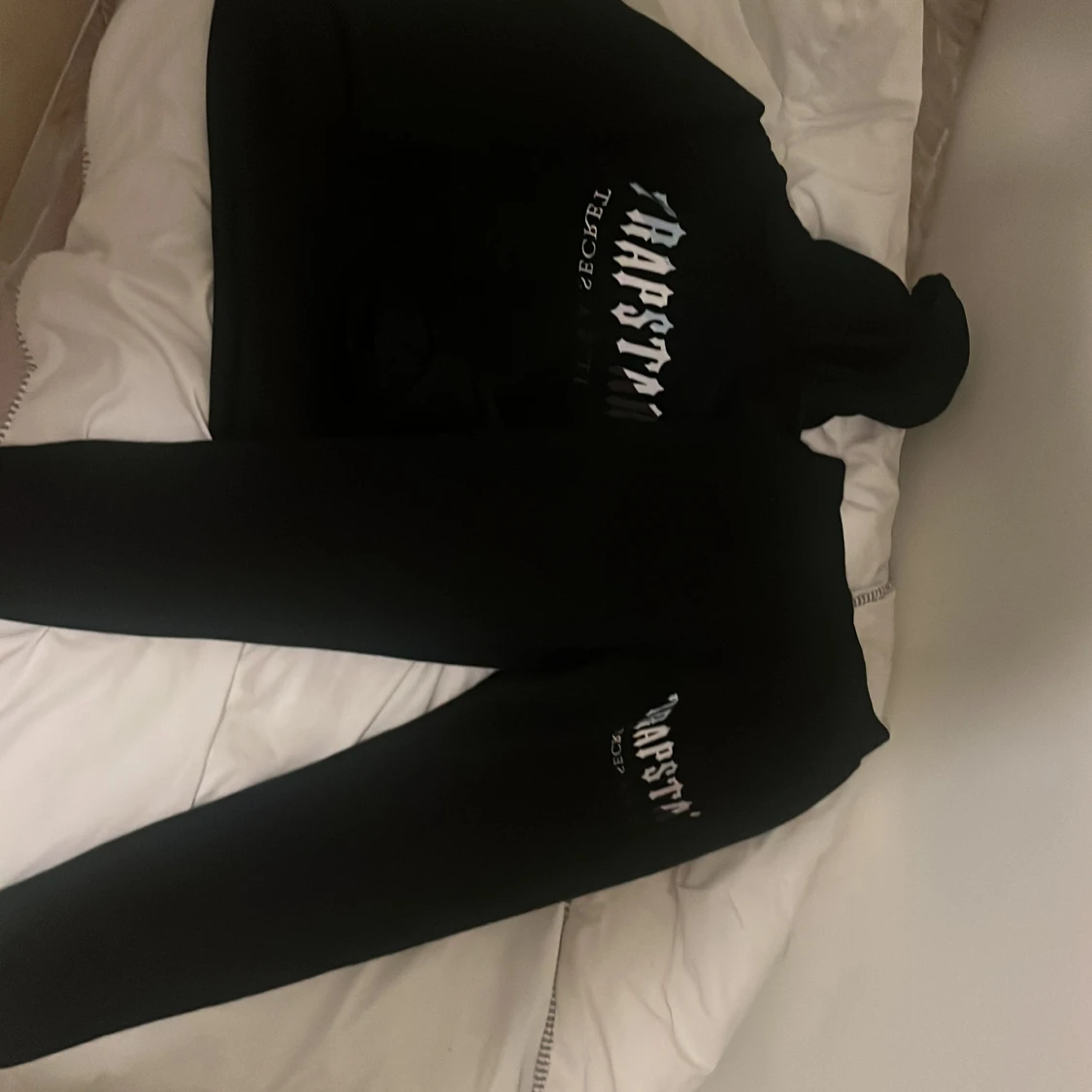 Svart Trapstar hoodie med tryck