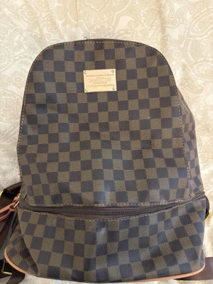 Louis Vuitton ryggsäck damier brun - Snygg ryggsäck liknande Louis Vuitton. Trasig i ena facket