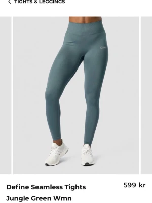 Gröna seamless leggings från ICANIWILL - Snygga gröna seamless leggings från ICANIWILL med hög midja och diskret logga på höften. Tillverkade i stretchigt funktionsmaterial som sitter skönt och formar sig efter kroppen. Perfekta för träning eller chill dagar.
