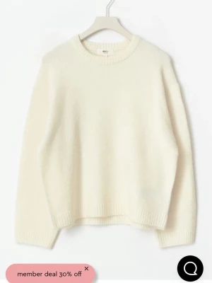 Krämvit stickad tröja från Gina Tricot - En enkel och stilren krämvit stickad tröja från Gina tricot. Tröjan har rund halsringning, långa ärmar och ribbade muddar vid ärmslut och nederkant. Materialet ser mjukt och fluffigt ut, perfekt för lager-på-lager och chill dagar. Den är väl använd men i bra skick, dock nopprig men kan köra med noppermaskin innan posten🥰