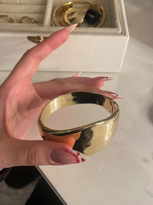 Guld armband - Säljer detta superfina guldpläterade armband från pilgrim. Så snyggt till en stickad tröja eller bara att ha ovanför en långärmad. 