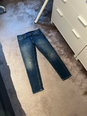 Blå jeans - Säljer ett par blå tiger of sweden jeans med modellen evolve. Jeansen är helt nya utan prislapp.