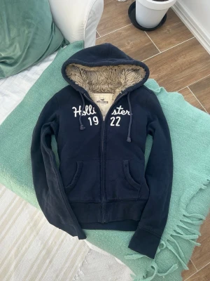 Hollister zip med foder  - Storlek L. Skickas inom 24h, PostNord prioriteras. Se liknande plagg i min profil! 