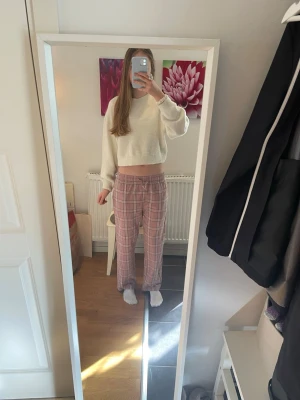 Rosa mönstrade pyjamasbyxor - Säljer ett par mönstrade pyjamasbyxor då de är lite för korta för mig. 