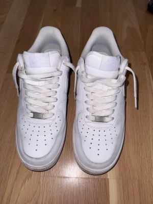 Nike Air Force 1’ low - Säljer ett par Nike Air Force 1 Low i helvita (Triple White). Storlek EU 41 (US 8).  Skick: Bra använt skick. Normalt slitage och lite smuts på sula och snören (se bilder), men inga större skador. Mycket kvar att ge.