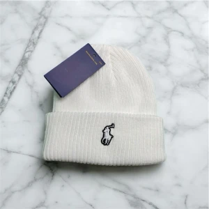 Vit Polo Ralph Lauren Mössa - Vit polo mössa med vit logga. No size. Helt ny oanvänd.