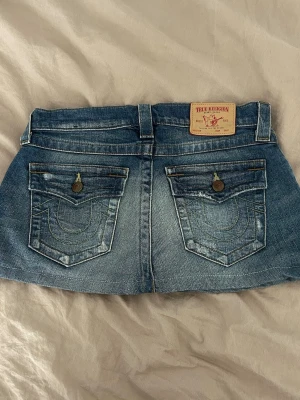 True religion kjol  - Snygg kjol från true religion, midjemåttet rakt över är 36cm