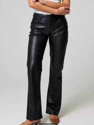 Skinnbyxor - Snygga svarta byxor i fuskskinn med rak passform och normal midja. Byxorna har klassiska fickor fram och bak samt bälteshällor. Perfekta för dig som vill ha en trendig och edgy look.