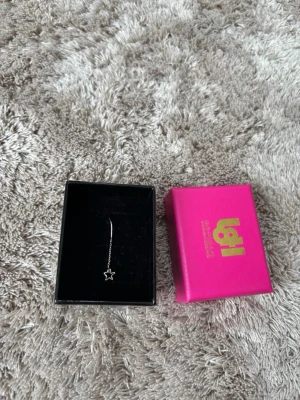 ”Världens skönaste ” örhänge från L8Hasselblad - Säljer detta superfina örhänge från L8Hasselblad som är i äkta 925 silver! Örhänget är känt för att vara världens skönaste eftersom man kan sova med det utan att känna av det! Örhänget är oanvänt och säljs på grund av att det inte kommer till användning! Nypris:250kr 💕 Kommer i original rosa ask med guldfärgad logga. Perfekt för dig som gillar stilrena smycken.