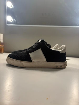 Valentino Flycrews - Snygga svarta flycrews i storlek 36,5. De är lite små på mig som vanligtvis har storlek 37. Bra skick, men saknar tyvärr två bitar på ena skon och tre på andra. Annars är de bara lite smustiga, emb inget som inte går att fixa. Köpta för 2500, fick ingen box tyvärr
