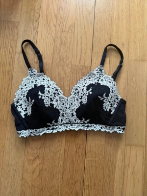 Pretty flowers bralette - Superfin bralette i modellen pretty flowers från intimissimi, i bra skick, säljes då den är för stor för mig brukar ha runt 65B, lappen är bortklippt men måtten på kuporna finns😇💖 I bra skick med en lös tråd och kanske lite katthår på sig, annars inget som syns!🫶 som sagt GISSAR att den är runt 65C!