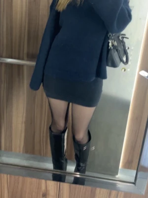 Svarta boots - ett par svarta, glansiga knähöga stövlar med klack. perfekt till kjol eller klänning. Använda 2 gånger, storlek 38💕