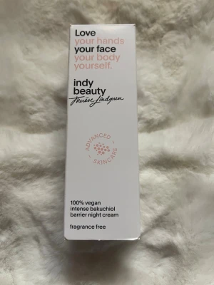 Indy Beauty vegan nattkräm - 100% vegansk nattkräm från Indy Beauty med bakuchiol och peptider. Kommer i en vit plastflaska med pump och matchande kartong. Doftfri formula som fokuserar på barriärskydd och återfuktning. Signerad av Therése Lindgren.