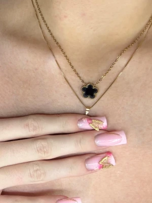 Van cleef halsband svart fyrklöverhänge - Jättefint svart fyrklöver van cleef halsband. Det har gått sönder på en sidan men det syns inte