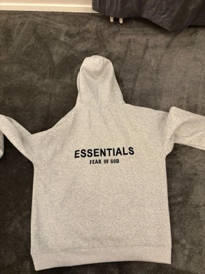 Essentials hoddie - Säljer en helt ny essentials hoodie allt äkta har hela dressen om man vill ha bycksorna också är det en extra kostnad 