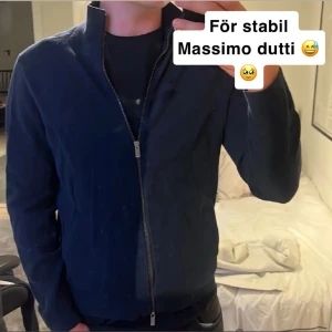 För stabil Massimo dutti ❤️‍🩹 - Säljer en stilren marinblå cardigan från Massimo Dutti. Modellen har dragkedja framtill och en klassisk krage som gör den både snygg och enkel att matcha till vardags eller mer uppklätt.  Cardiganen är i mycket bra skick och sparsamt använd. Den har en fin passform och passar perfekt över en t-shirt eller skjorta.  • Färg: Marinblå • Märke: Massimo Dutti • Skick: Mycket bra  Hör gärna av dig vid frågor! 😊