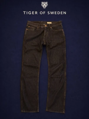 Mörkblå jeans från Tiger of Sweden - Snygga mörkblå jeans från Tiger of Sweden. Nästan helt nya. Vid fler bilder eller modellbilder hör av er. Nypris på dessa ligger på 1799:-