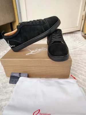 Svarta sneakers från Christian Louboutin - fina skor 