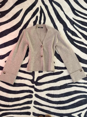 Beige kofta från Gina Tricot - Aldrig använd kofta från Gina i storlek xs💕