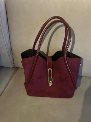 Hand väska - Säljer denna väskan åt min mamma då den inte kommer till användning. Den kommer med en necessär inuti.