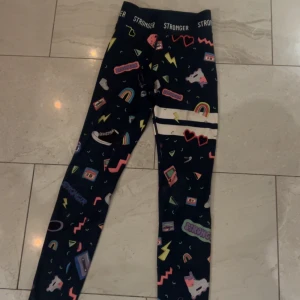 Mönstrade leggings från Stronger - Säljer träningsbyxor från stronger eftersom jag inte får användning av de. Storlek xxs. PostNord prioriteras 