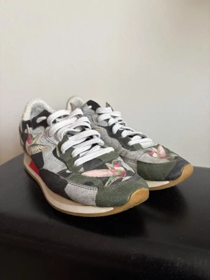 Philippe Model skor storlek 38 - Snygga sneakers från Philippe Model i storlek 38. Använda men i bra skick. Hela och rena! 