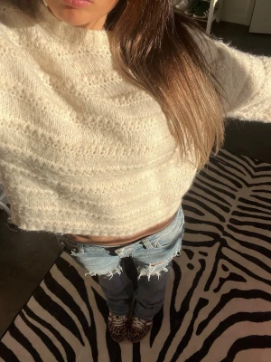 Söt stickad tröja  - Mysig croppad stickad tröja i krämvit💕