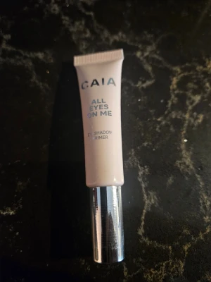 Caia All Eyes On Me - All Eyes On Me Ögonskuggsprimer som skapar en mjuk och slät bas på dina ögonlock för bästa resultat. Primern gör att din ögonskugga sitter på plats hela dagen samtidigt som den ger ett mer intensivt pigment. Ca 3/4 av 10 ml återstår