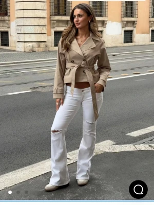 Vita low rise flare jeans byte mot xs eller sälja  - Snygga vita jeans med låg midja och utsvängda ben. Jeansen har slitningar på knäna för en trendig look och är perfekta för dig som gillar en avslappnad men stilren stil .  Bara provade 