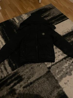Svart pufferjacka från Trapstar - Säljer min TRAPSTAR jacka för att jag har fått en annan ny jacka.Den är jätte bra,bekväm och är som ny. Den är  i storlek XS men passar S lika bra.pris kan diskuteras