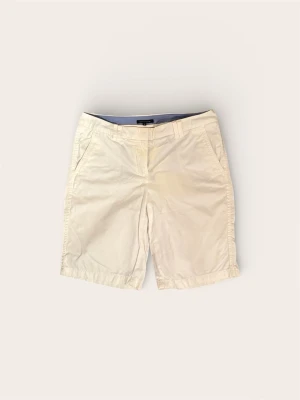 Vita Tommy Hilfiger Shorts (Dam) – Strl 6 (S) - Säljer ett par klassiska vita shorts från Tommy Hilfiger i vuxenstorlek. En tidlös modell i skön bomull som passar perfekt för sommarens alla tillfällen eller för semesterresan.  Märke: Tommy Hilfiger.  Färg: Vit.  Material: Bomull.  Storlek: 6 (Motsvarar ca 36/Small).  Skick: Mycket bra skick! Kommer från ett helt djur- och rökfritt hem.  Pris: 299 kr.  Finns i Bromma. Snabb och smidig affär prioriteras.