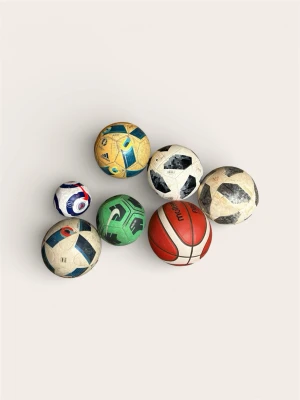 Stort Bollpaket (7 st) – Basketboll (Ny!) & Fotbollar - Säljer ett rejält paket med bollar för både basket och fotboll. Perfekt för föreningen, skolan eller den aktiva familjen i Bromma.  Basketboll (Toppskick):  Molten BG4500: Professionell tävlingsboll i läderimitation, FIBA-approved.  Skick: Aldrig använd – helt nyskick.  Fotbollar (6 st):  2 st Adidas EM 2016-bollar (Beau Jeu).  2 st Adidas VM 2018-bollar (Telstar).  1 st Grön Nike-fotboll.  1 st Premier League-boll (Liten modell).  Skick: Basketbollen är i nyskick. Fotbollarna varierar i skick 