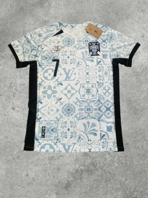 Ronaldo tröja - Säljer nu en helt ny Ronaldo tröja. Nr 7 på ryggen! Lappen finns kvar. Storlek S. Hör av dig vid funderingar✅