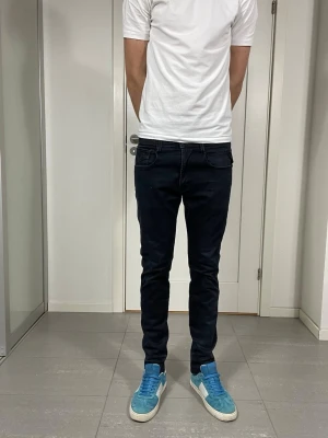 Replay Anbass Jeans  - Säljer nu dessa Replay Anbass Jeans i en mörkblå/svart färg, W31 o L30, skriv för fler bilder/frågor🙌🏼