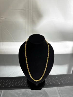 Cordel halsband - Sick 8/10                                                            Halsbandet är 50cm lång och 4mm tjockt parfekt för dig som inte vill ha något för flashigt. Halsbandet är guldpläterat i 18K, alltså att endast yttersta lagret är guld. Inga synliga skador.