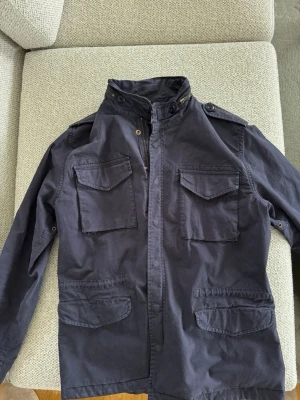 Blå jacka från 40WEFT - Blå jacka från 40WEFT i storlek L. Mycket bra skick. Nypris ca 2500 kr.