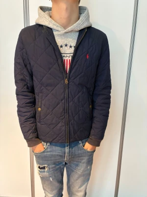 Mörkblå jacka från Ralph Lauren - | Snygg mörkblå jacka från Ralph Lauren | Jackan är i xs men passar S | Perfekt för höst och vår | Priset EJ hugget i sten | 