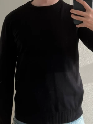Svart stickad tröja - Svart stickad tröja herr. Storlek XS.