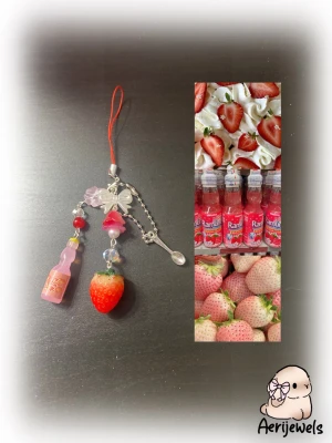 Strawberry phonecharm - 100% handgjord av mig! Snälla kontakta innan du trycker på köp nu, ifall den redan har blivit såld på en annan app🫶🏼 #trinket #y2k #alt #emo #goth #anime #kpop #scene #whimsical #fairy #fairycore #fairygrunge #kawaii #coquette #sanrio #juminocore #shoujo #swag 