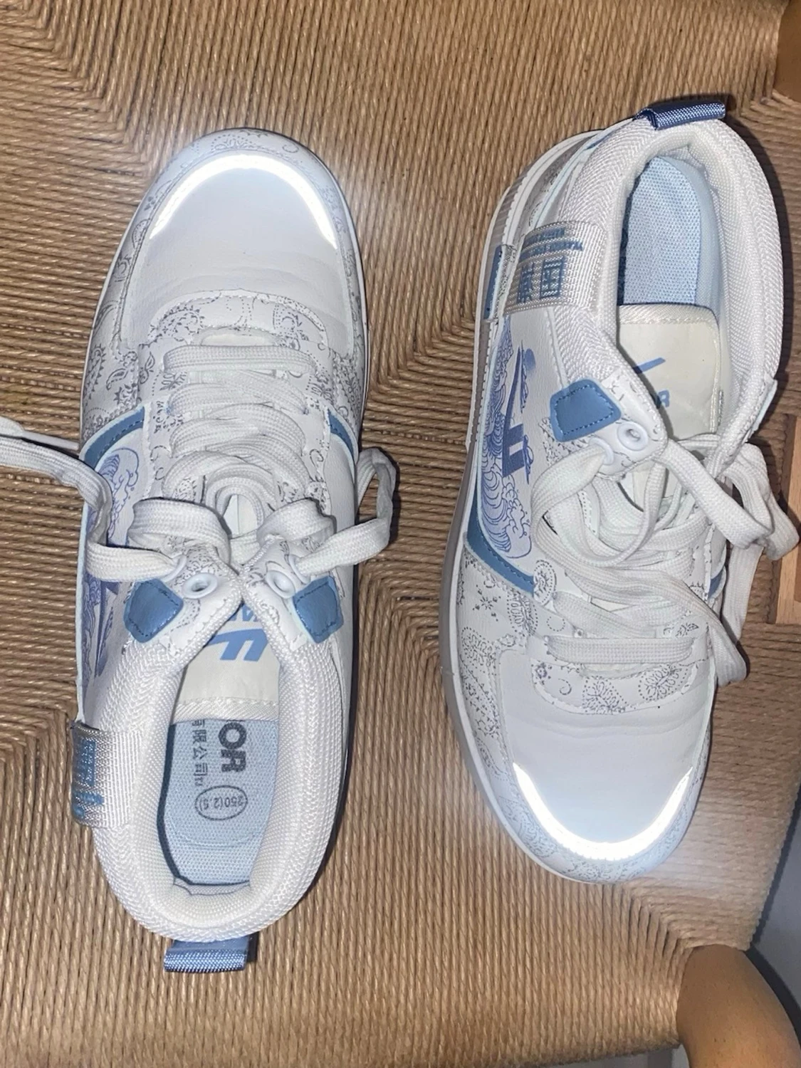 Vita och blå sneakers med mönster - 2