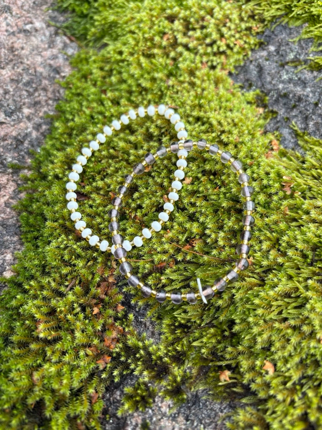 Två pärlarmband i vitt och lila - 1