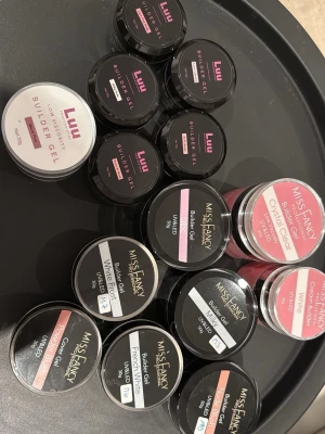 Bygggele för naglar från Luu & Miss Fancy - Säljer flera burkar bygggele för naglar från Miss Fancy, cherry beauty och Luu Professional. Färgerna inkluderar pink, lilac, french white, milky nude, perfect pink och warm pink. Gelen är UV/LED-härdande och kommer i runda burkar, perfekta för att skapa snygga och hållbara naglar. Luunails och cheery beauty 30g 100kr styck, missfancy 30g 110kr styck, missfancy 50g 150kr styck eller alla för 1700