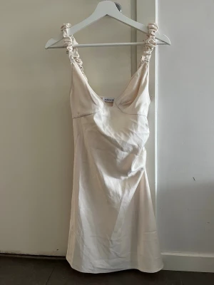 Adoore klänning (nimes mini) - Kontakta gärna innan köp då den även ligger ute på Vinted! Säljs då den tyvärr inte passade. Passar perfekt till student/avslutning! Storlek 34. Klänningen är krämfärgad. (Finns någon liten fläck på framsidan som knappt syns, se på bild, men som säkert går bort i tvätt). 