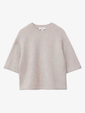 Beige stickad tröja & Other Stories - Lurvig beige stickad tröja från & Other Stories Stockholm Atelier i alpacka blandning. Tröjan har rund halsringning med ribbad kant och trekvartsärmar. Perfekt för en clean look. 