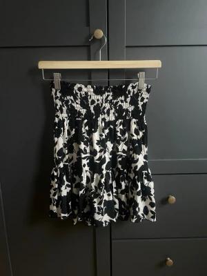 Söt kjol - m  - Kjol från Pernilla Wahlgren är i storlek M, passar S! Aldrig använd, är i jättefint skick 💕💕 